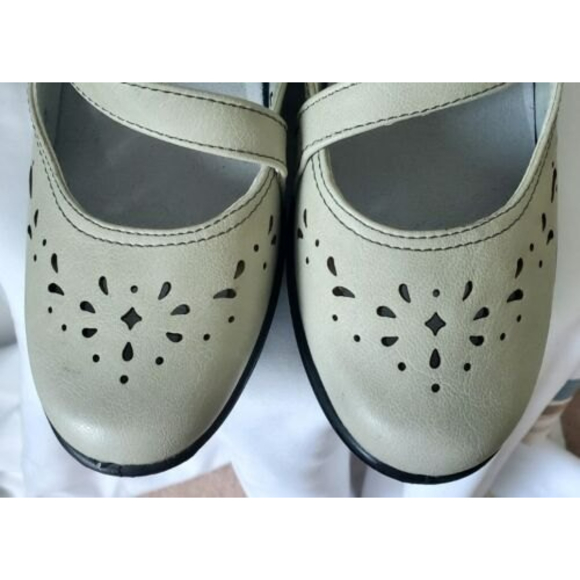 Easy Spirit Women's Light Gray Clog Mule 9.5 M Faux Leather Uppers Cushion soles - Picture 4 of 7